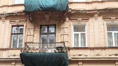 У центрі Львова над головами перехожих нависають аварійні балкони (ФОТО)