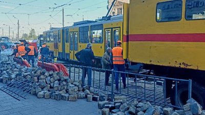 У Львові 10 дорожників спостерігали за роботою одного