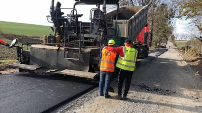 Водіям: ремонтують дорогу на ділянці Шопки  - Ганачівка (ФОТО)