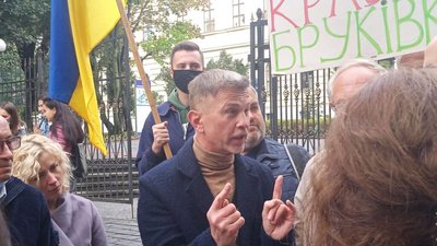 У Львові виступили проти крадіжки бруківки із вулиці Степана Бандери (ФОТО)