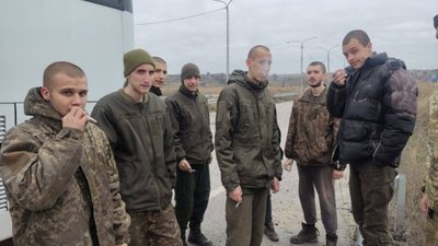 З російського полону повернули 9 воїнів. Серед них захисники Маріуполя, ЧАЕС та Зміїного