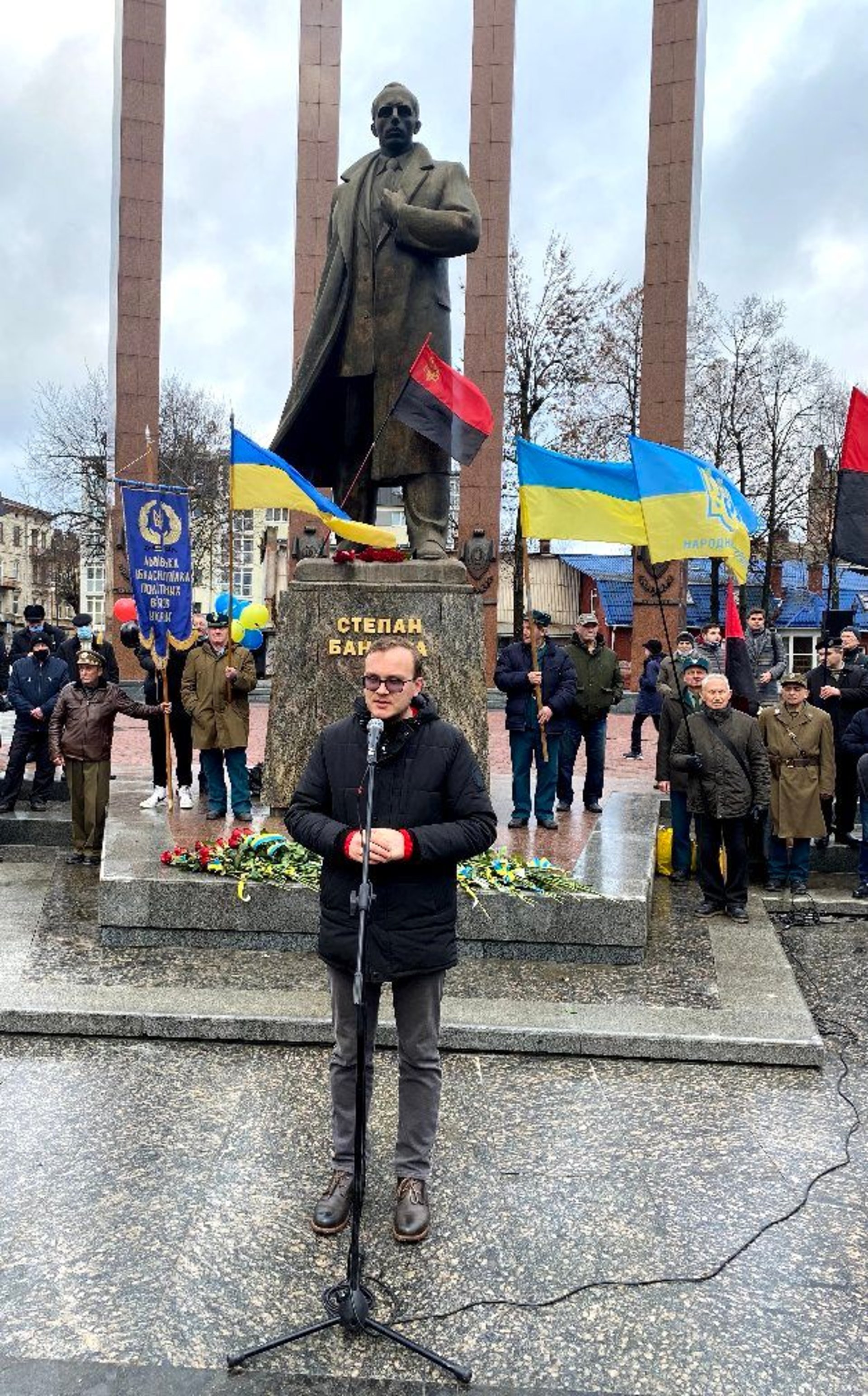 Садовий, Козицький і Гримак не прийшли покладати квіти до пам’ятника Степану Бандері, фото ЛМР