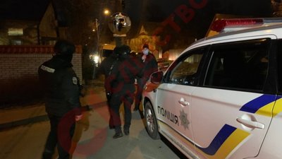 У Києві поліція оточила маєток Медведчука