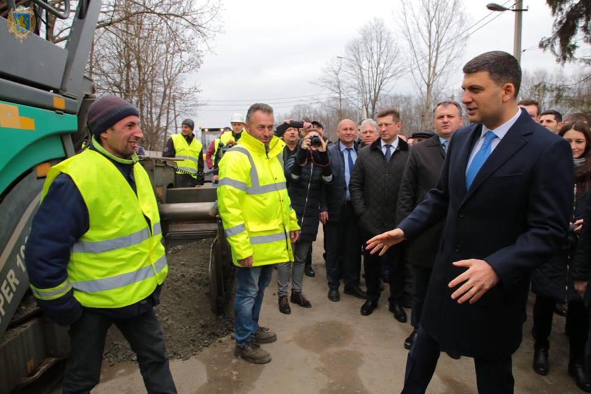 Гройсман оглянув ремонт автомобільної дороги "Львів-Пустомити-Меденичі". Фото прес-служба ЛОДА