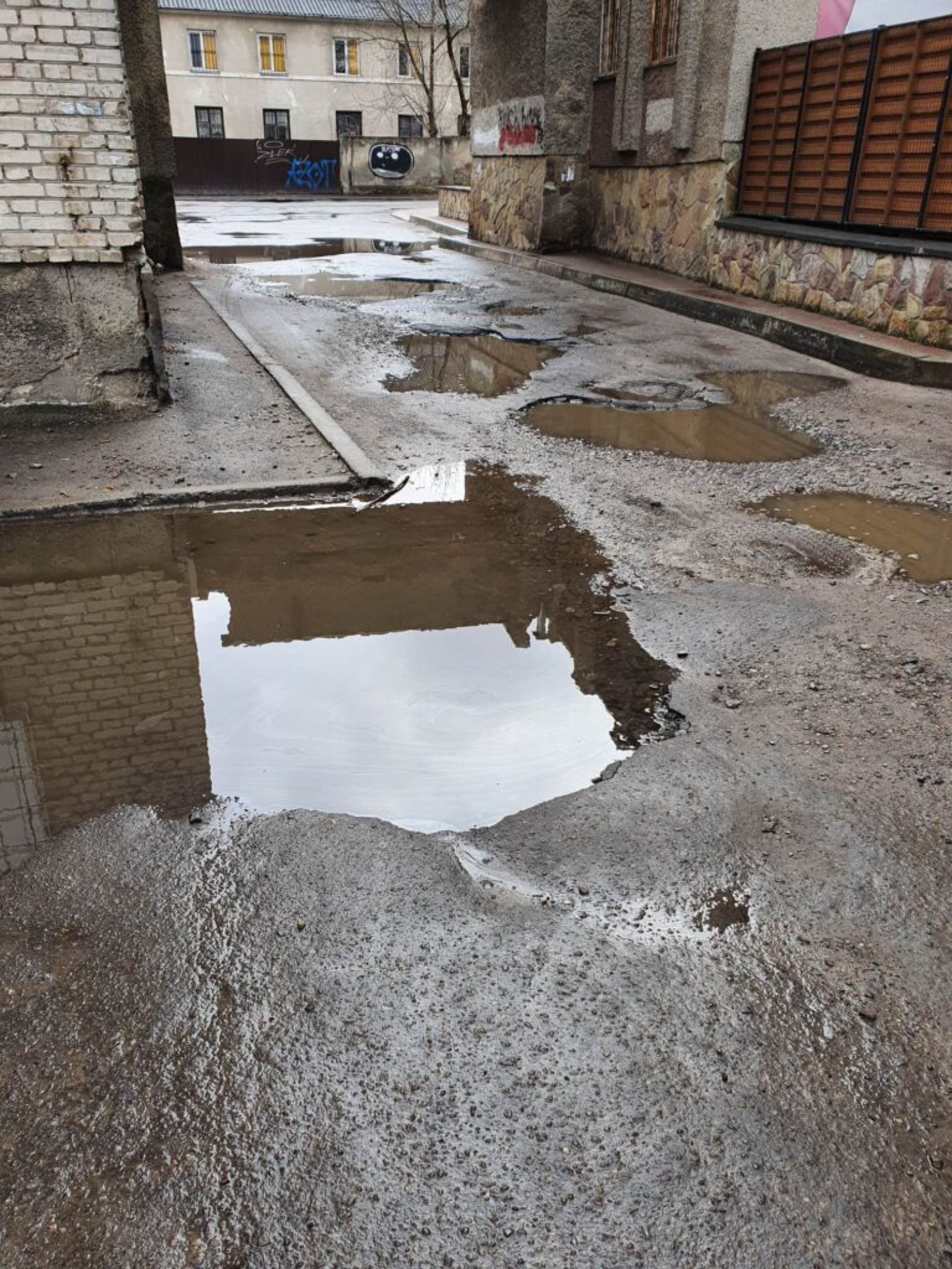 У Львові відмовились ремонтувати ями на вулиці Джерельній, фото ГЛМЛ