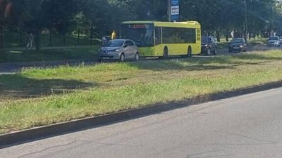 У Львові автобус не розминувся із автомобілем (ФОТО)