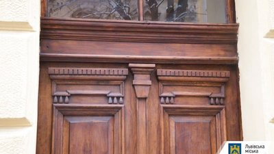 У Львові відновили дубову браму на вулиці Меретина