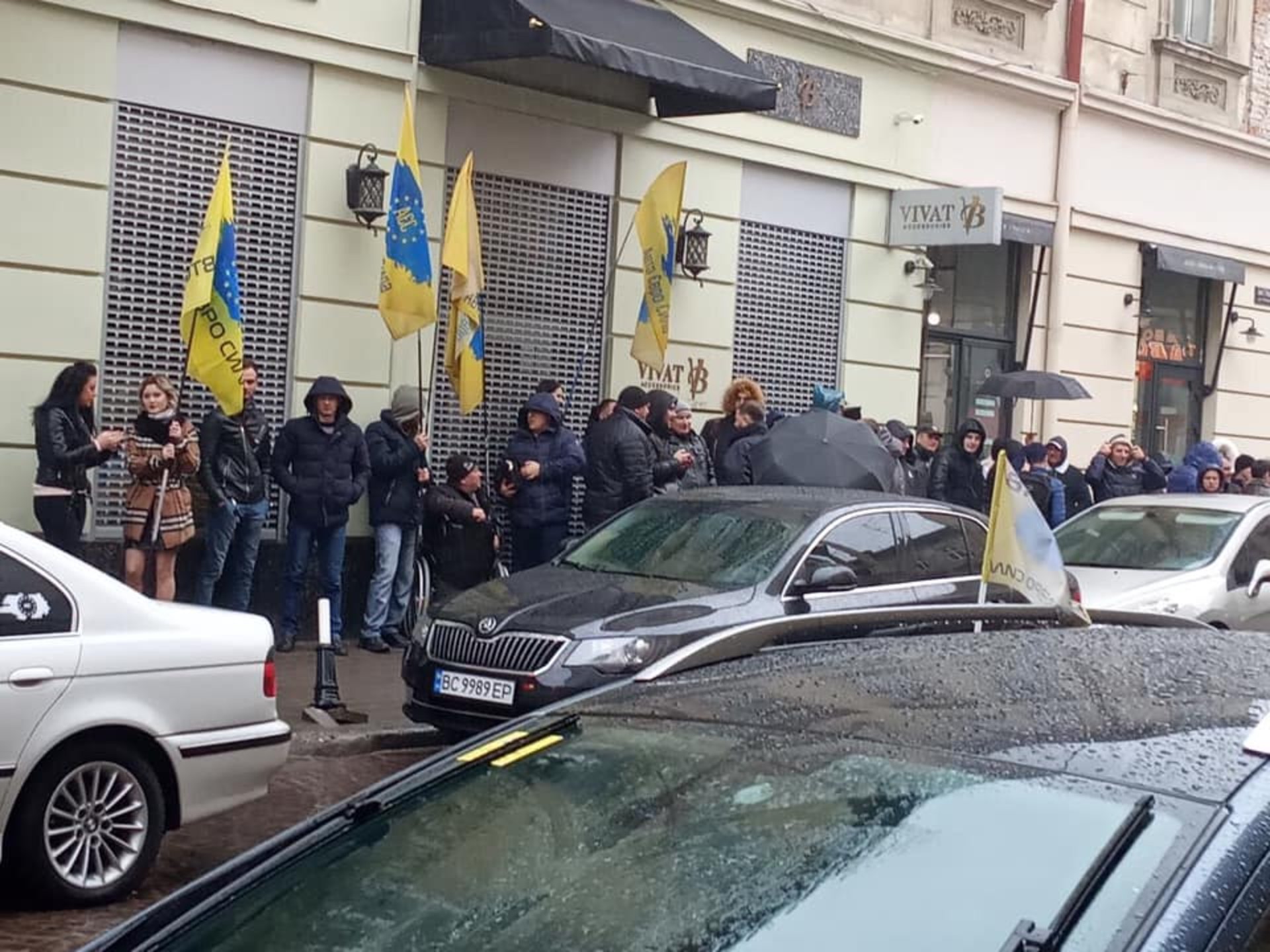 У центрі Львова мітингарі перекрили рух транспорту . Фото Варта-1