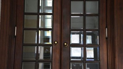 У центрі Львова відновили історичну браму з фацетованим склом