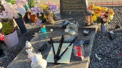 Поліцейські Львівщини встановлюють зловмисників, які здійснили наругу на могилах наших Героїв