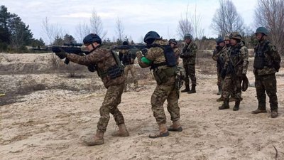 Бійці одного з батальйонів 103 окремої бригади сил Територіальної оборони відпрацьовують тактичні дії підрозділів під час бою