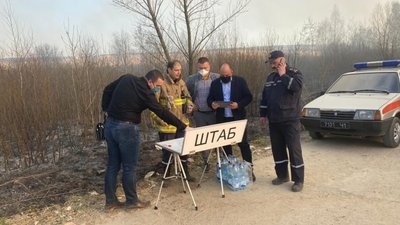 На Яворівщині другу добу горить сміттєзвалище (ВІДЕО)