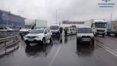 На об’їзній Львова сталась аварія з потерпілими (ФОТО)