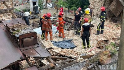 У центрі Львова під завалами загинув неповнолітній працівник (ФОТО, ВІДЕО)