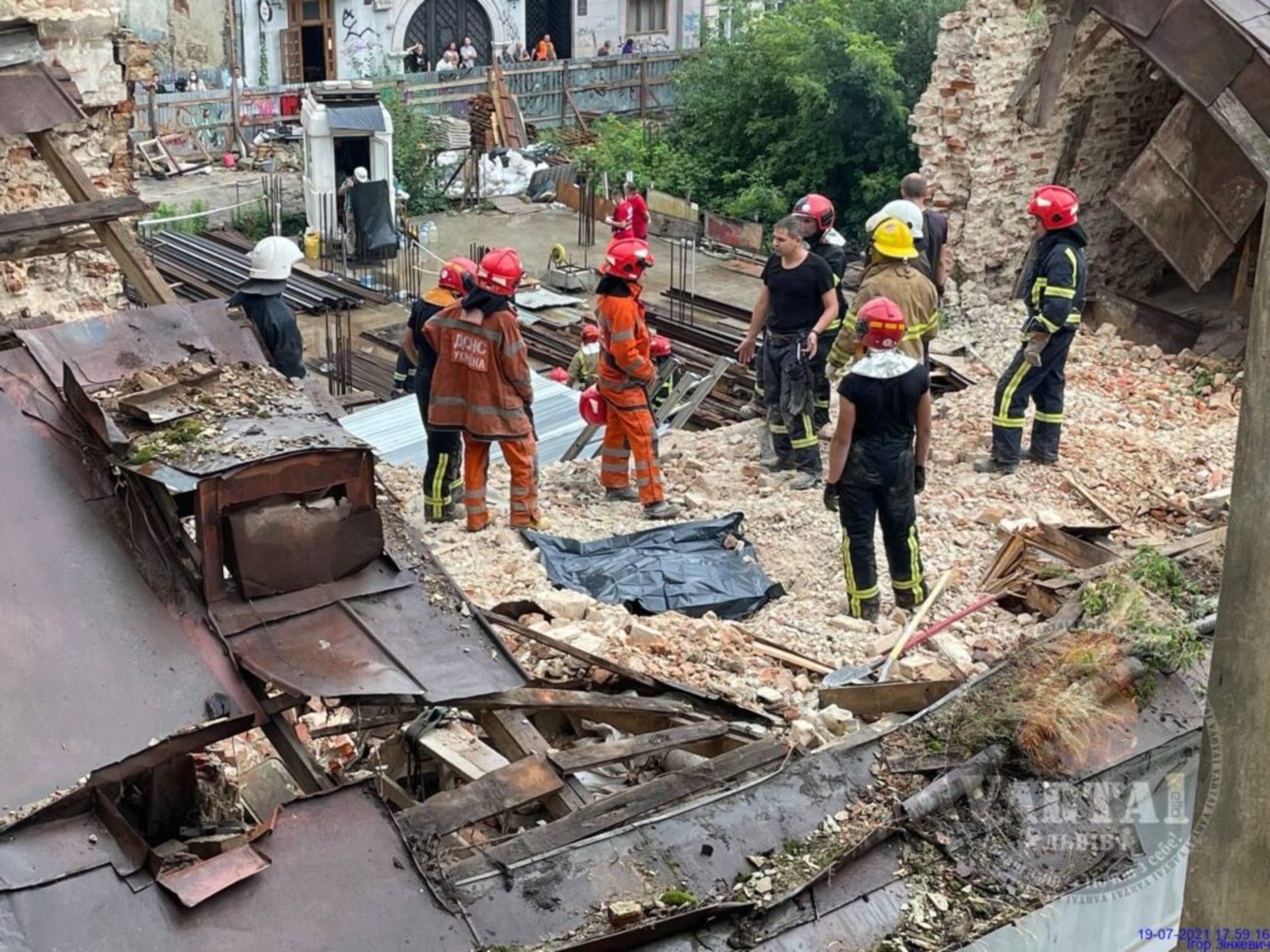 У центрі Львова ліквідовують обвал стіни будинку