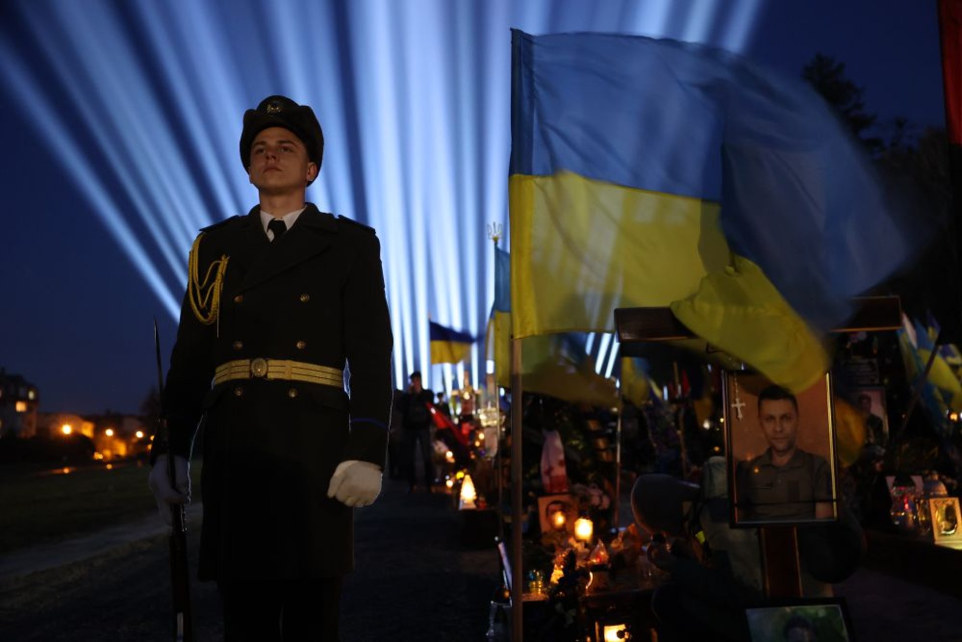 У Львові у небо запустили символічні світлові промені
