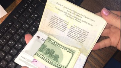 Львівський митник залишився без дармових грошей