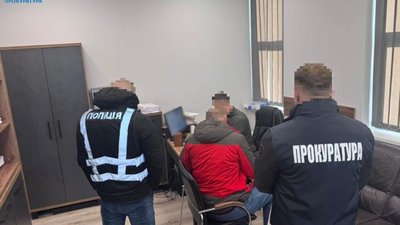 На Львівщині у поле викинули рештки тварин