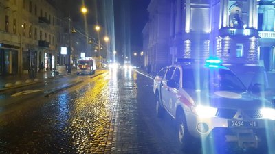 Біля Львівської Опери велика кількість пожежних  машин і рятувальників
