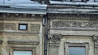 У Львові комунальники Садового визнали, що сніг із даху може вбити перехожих