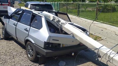 На Львівщині легковик на швидкості зніс електроопору (ФОТО)
