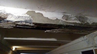 У підземному переході на голови львів'ян обвалюється бетонна конструкція (ФОТО)