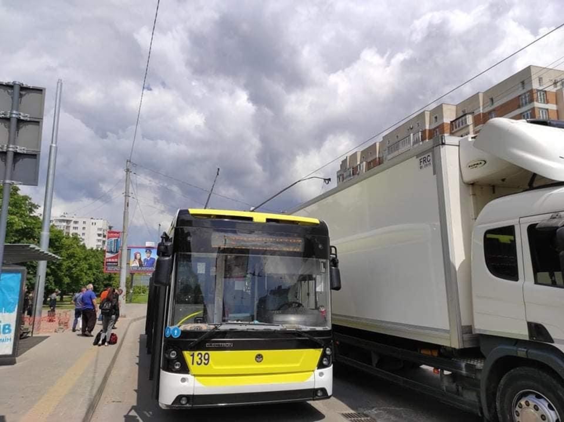 У Львові вантажівка не розминулась із тролейбусом, фото Зручне місто