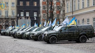 На Львівщину прибули 30 джипів та пікапів, які поїдуть до українських захисників на передовій