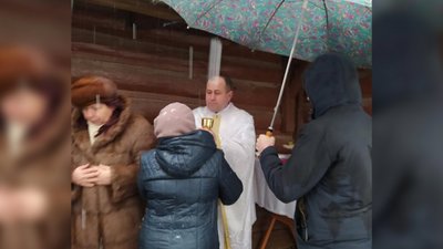 На Львівщині декілька років моляться перед зачиненою церквою (ФОТО)