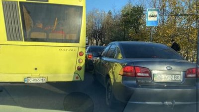 У Львові водій маршрутки висаджує пасажирів під колеса автомобілів (ВІДЕО)