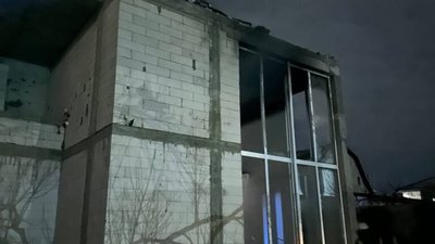 Наслідки падіння уламків БпЛА в Дарницькому районі (ФОТО)