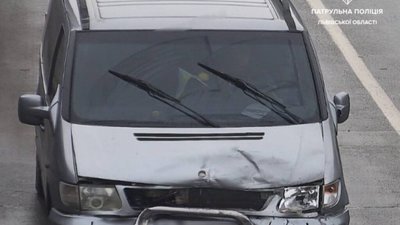 Львівські патрульні розшукали утікача, який здійснив наїзд на два припарковані автомобілі
