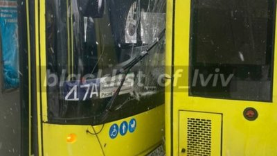 У Львові не розминулись два автобуси (ФОТО)