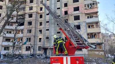 У Києві снаряд прилетів у двір багатоповерхівки (ФОТО, ВІДЕО)
