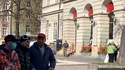 У ВООЗ не рекомендують носити маски здоровим людям