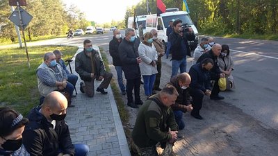 На Львівщині на колінах прощались із загиблим Героєм (ФОТО, ВІДЕО)