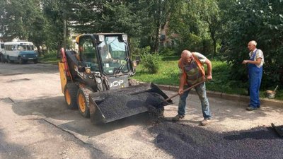 У Дрогобичі комунальники проводять благоустрій території