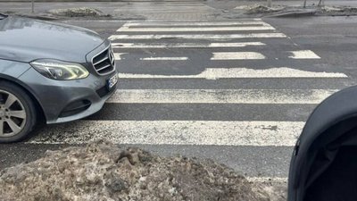 У Львові сніг заважає пішоходам (ФОТО)