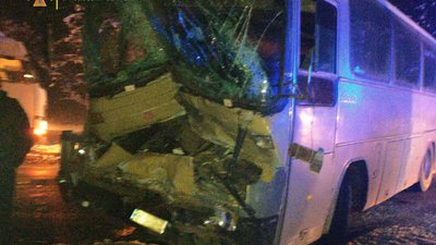 На Львівщині автобус влетів у вантажний автомобіль (ФОТО)