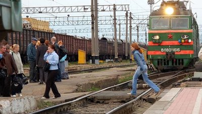 На Львівщині минулої доби на залізничних коліях загинула людина, ще двох покалічено
