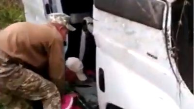 На Львівщині прикордонники виявили у перекинутому мікроавтобусі непритомного водія (ВІДЕО)
