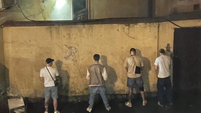 У центрі Львова обсикають стіну