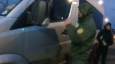 На Львівщині двоє чоловіків побили прикордонника і заблокувалися в автомобілі (ВІДЕО)