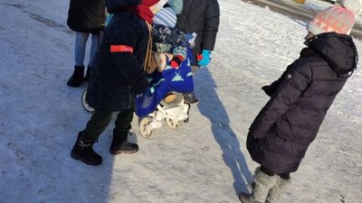 Мешканцям Новояворівська роздавали світловідбивальні браслети (ФОТО)