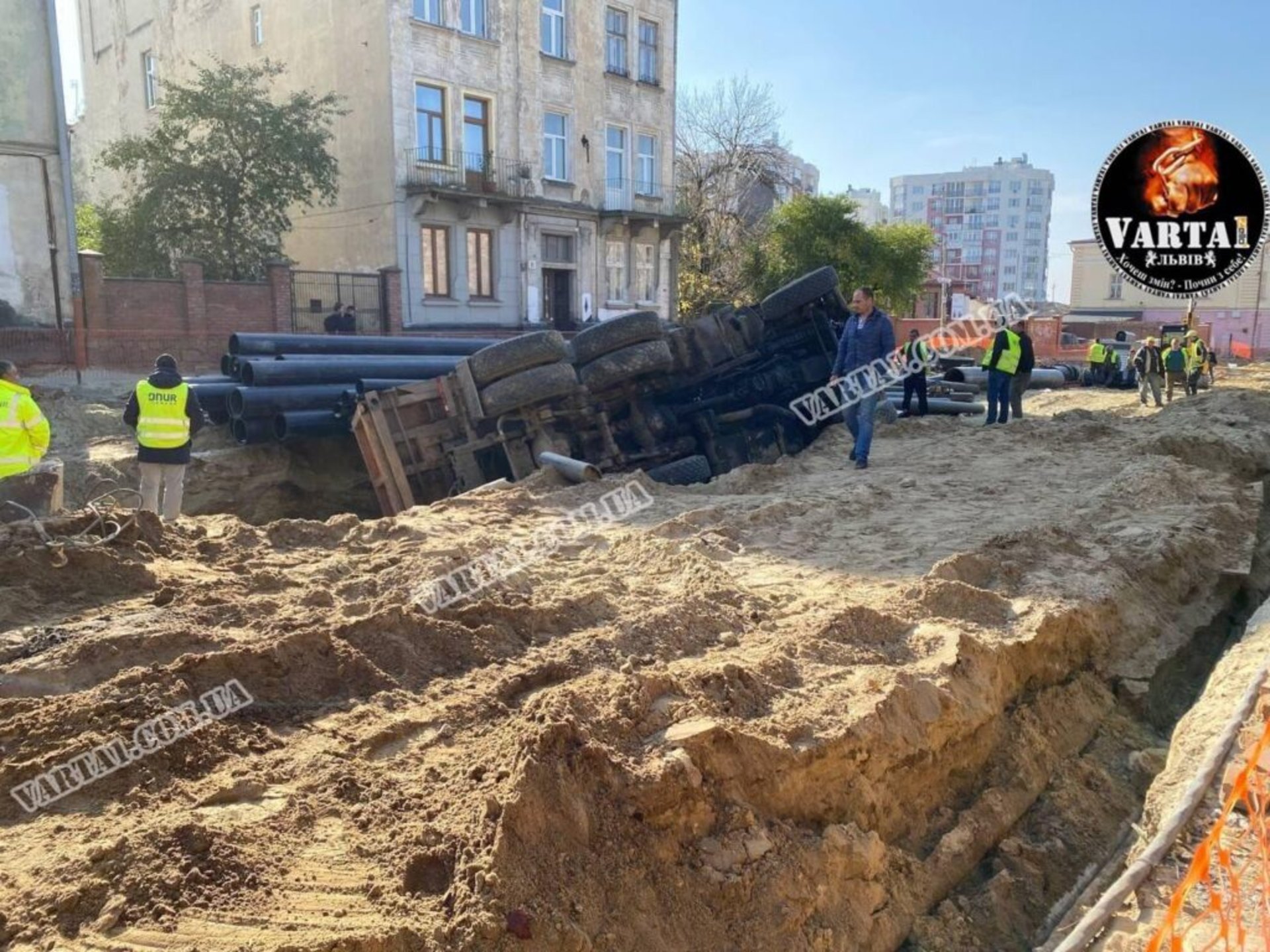 У Львові перекинулася вантажівка, фото Варта-1