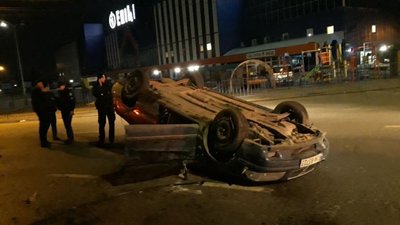 У Львові "євробляхер" вилетів на перехрестя і перекинувся на дах (ВІДЕО)