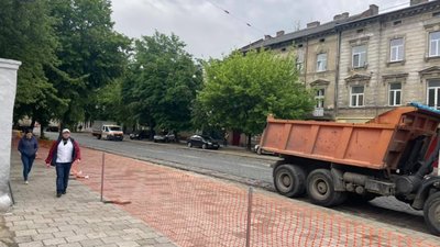 На вулиці Степана Бандери почали трамбувати основу під велодоріжки (ВІДЕО)