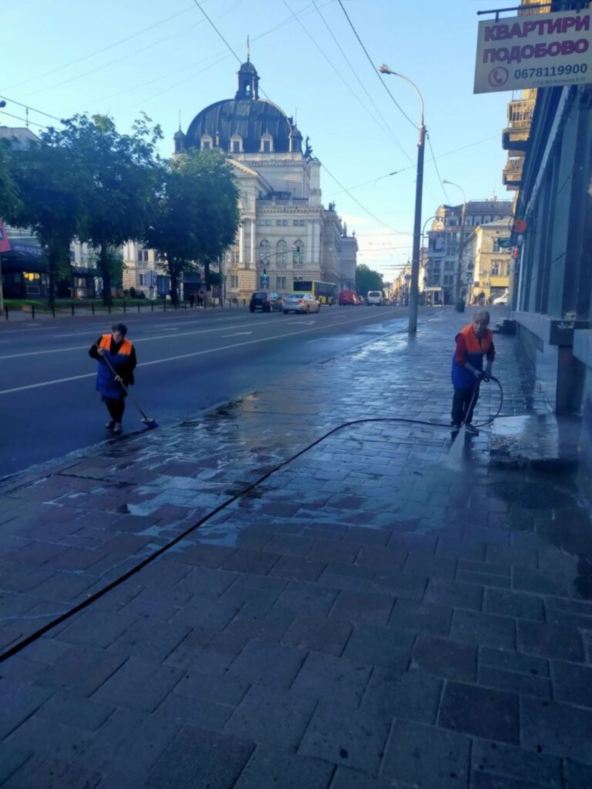 У Львові комунальники миють місто, фото ЛМР
