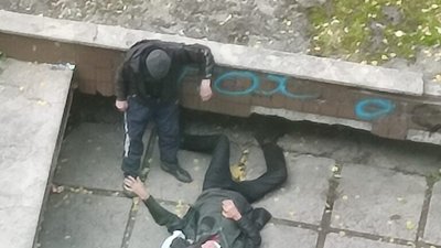 У Львові поблизу фонтану збираються алкоголіки та наркомани (ФОТО)