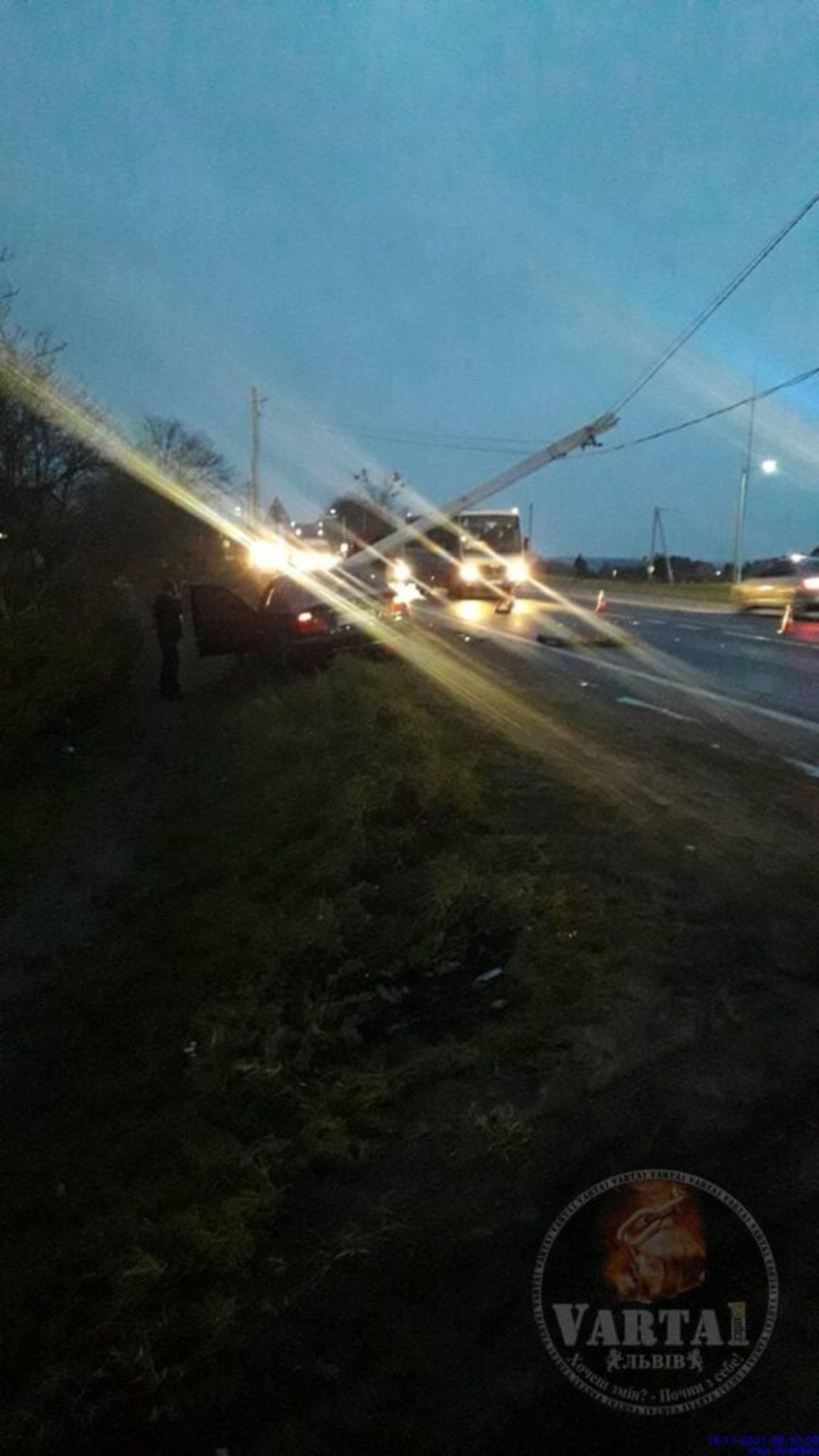 Біля Львова водій протаранив електроопору